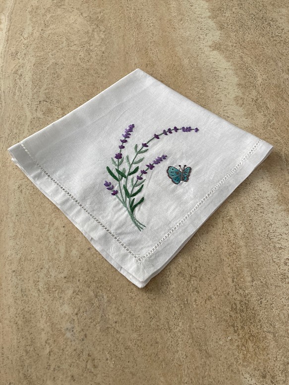 手刺繍　ハンカチ　蝶と花 1枚目の画像