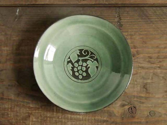 緑の葡萄の皿 1枚目の画像