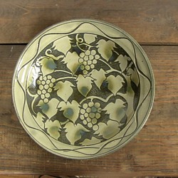 ブドウの飾り皿（二彩） 1枚目の画像