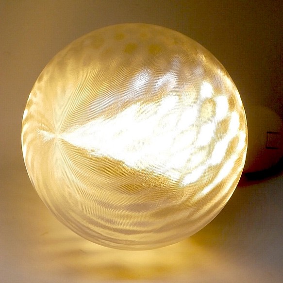 直径 10 cm フィボナッチ模様つきボールランプ (100 V 8 W 電球色 LED 電球 白熱灯 60 W 相当) 1枚目の画像