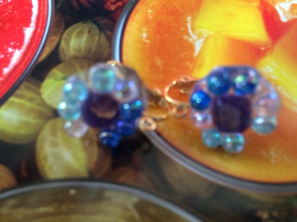 青いビーズと宝石のイヤリング 1枚目の画像
