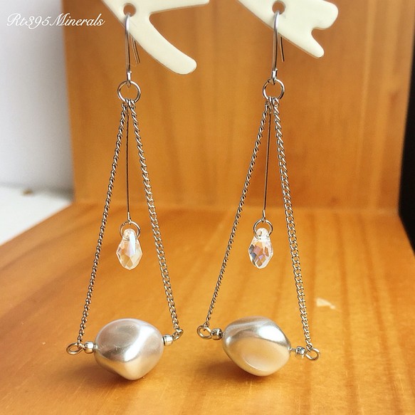 還剩一點！淡水珍珠和施華洛世奇水晶月光鉤形耳環 第1張的照片