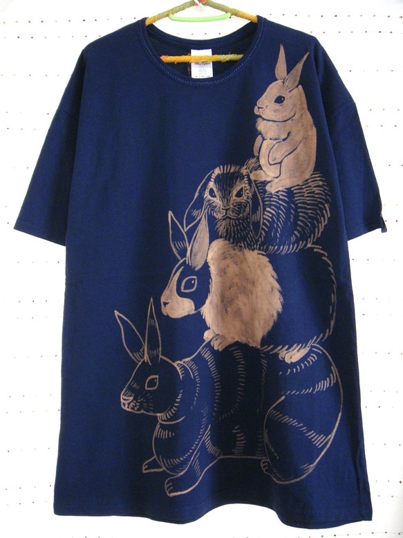 ウサーメン・弱いウサギをブレーメン風に積んでみた・Tシャツチェニック・レディスフリーサイズ・紺 1枚目の画像
