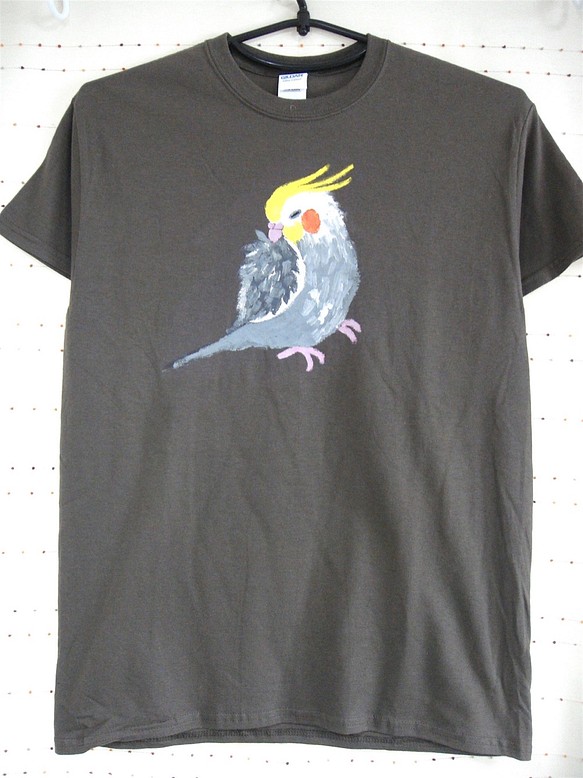 並オカメインコ もふもふ首回して寝てる メンズm Lサイズ レディスl対応サイズ カーキ 手描きtシャツ Chobico Tシャツ カットソー メンズ Chobico 通販 Creema クリーマ ハンドメイド 手作り クラフト作品の販売サイト