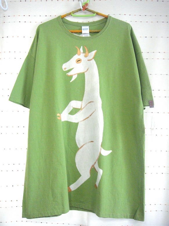 両面絵柄チュニック・立ち上がる白ヤギ（背面は牛柄山羊）・女子フリーサイズ(M〜XL対応)・キウイグリーン・手描きTシャツ 1枚目の画像