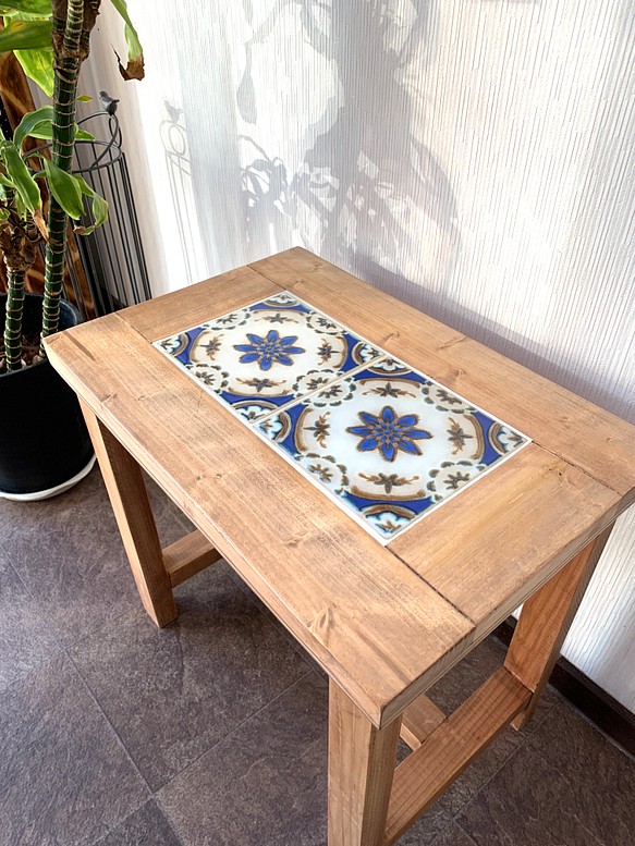 レトロ柄タイルのサイドテーブル - テーブル・机