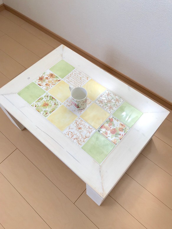 爽やかな雰囲気のボタニカル柄タイルテーブル 1枚目の画像