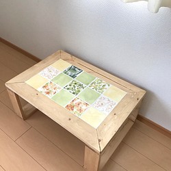 タイルテーブル 鮮やかなボタニカル柄 1枚目の画像