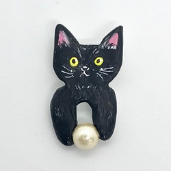 ボールで遊ぶ子猫ブローチ（黒猫） 1枚目の画像