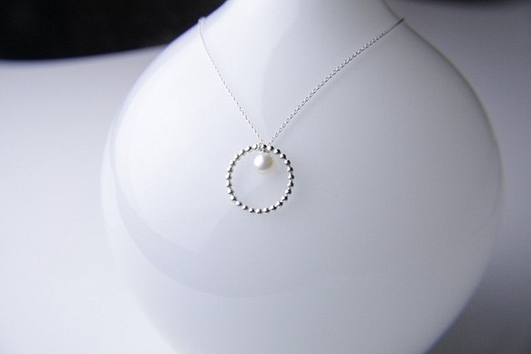 球形珍珠白珍珠圓項鍊 第1張的照片