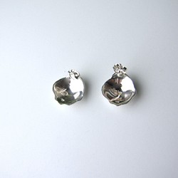 バラの花びら/Rose petal pierced earrings 1枚目の画像