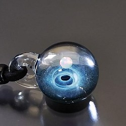 新作　宇宙惑星のガラス　ペンダント　ホワイトオパール 1枚目の画像