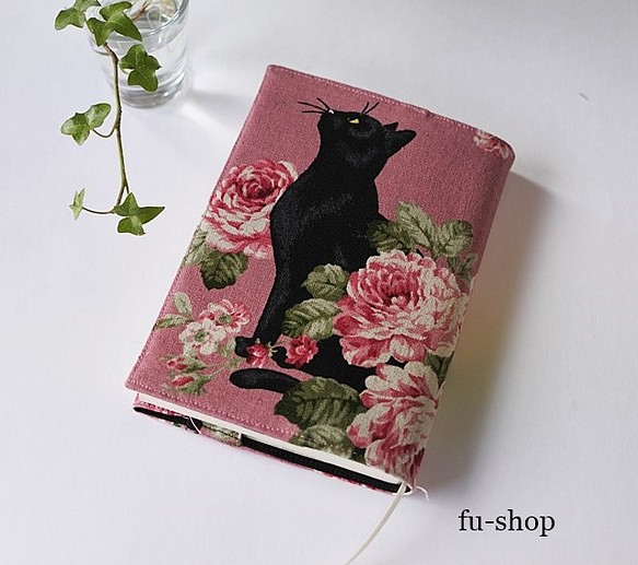 ブックカバー　文庫本サイズ　ピンク　黒猫とバラ 1枚目の画像