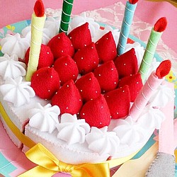 苺盛り沢山ホールケーキ  フェルトケーキ  お誕生日ケーキ  フェルトままごと 1枚目の画像