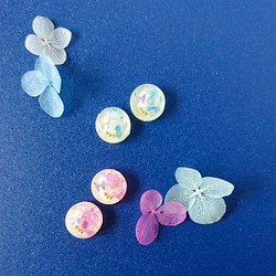 紫陽花と蝶々のドロップイヤリング・ピアス 1枚目の画像