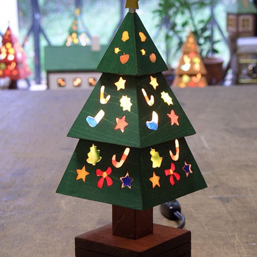 クリスマスハンドメイド 木とガラスのクリスマスツリー 緑 照明 ライト ランプ S Craft 通販 Creema クリーマ ハンドメイド 手作り クラフト作品の販売サイト