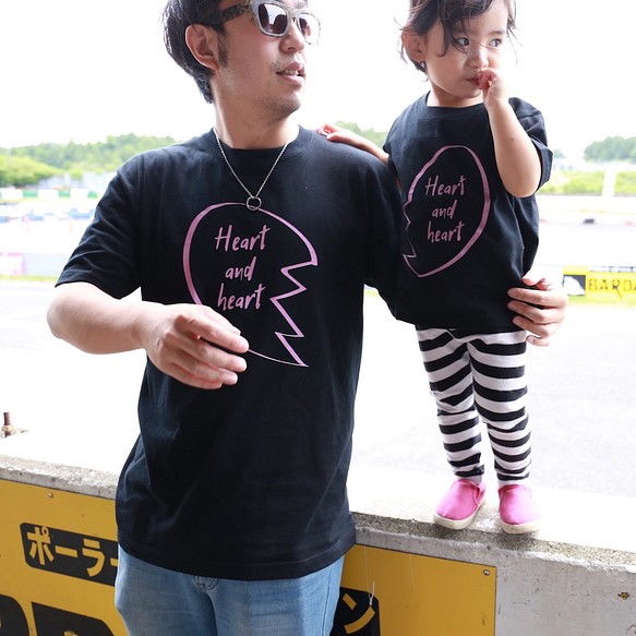 爸爸和孩子們聯繫坐標（與家人匹配）T恤衫[心和心]黑色 第1張的照片