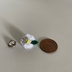 白い椿のタックピン（フミ様専用です） 1枚目の画像