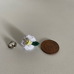 白い椿のタックピン（ブローチ・ちりめん細工） 1枚目の画像