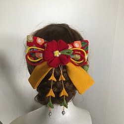 赤と山吹色の椿のリボンの髪飾りセット（卒業式・袴・ちりめん細工） 1枚目の画像