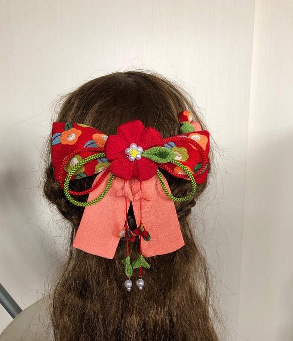 赤とコーラルオレンジの椿リボンの髪飾りセット（卒業式・袴・ちりめん細工） 1枚目の画像