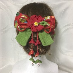 赤と黄緑色の椿のリボンの髪飾りセット（卒業式・袴・ちりめん細工） 1枚目の画像