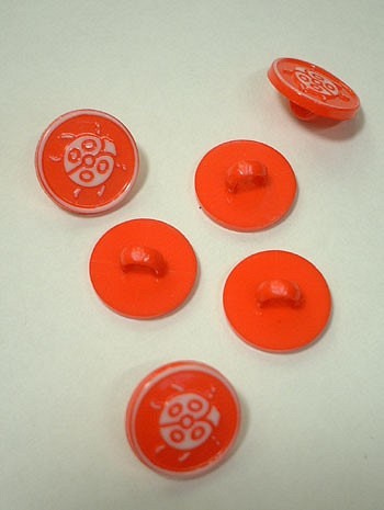 ラムネ てんとう虫 朱赤｜ヴィンテージボタン 13mm 1個（日本製デッドストック）Nr.rb048 1枚目の画像