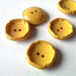 シャムロック　黄色｜ヴィンテージボタン 21mm 1個（日本製デッドストック）Nr.rb059 1枚目の画像