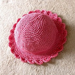 ピンクのお花の麦わら帽子 1枚目の画像