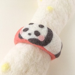 育てるパンダのバングル♡コーラル☆羊毛フェルトアクセサリー 1枚目の画像