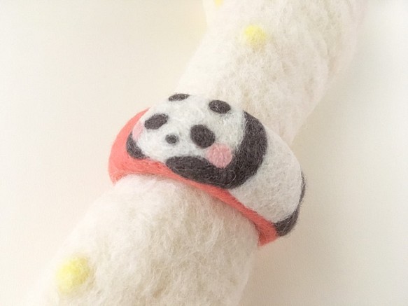 育てるパンダのバングル♡コーラル☆羊毛フェルトアクセサリー 1枚目の画像
