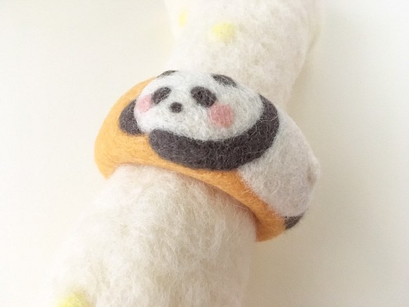 育てるパンダのバングル♡ゴールデンイエロー☆羊毛フェルトアクセサリー 1枚目の画像
