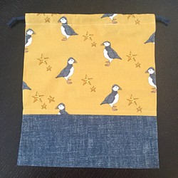 ユニークな鳥のきんちゃく袋（特大）35ｘ30（ニシツノメドリ・黄色） 1枚目の画像