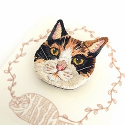 三毛猫さん (刺繍ブローチ) 1枚目の画像