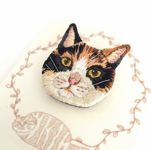 三毛猫さん (刺繍ブローチ) 1枚目の画像