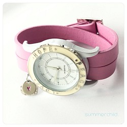 甜蜜的粉紅色夢想手錶與刻有魅力 第1張的照片