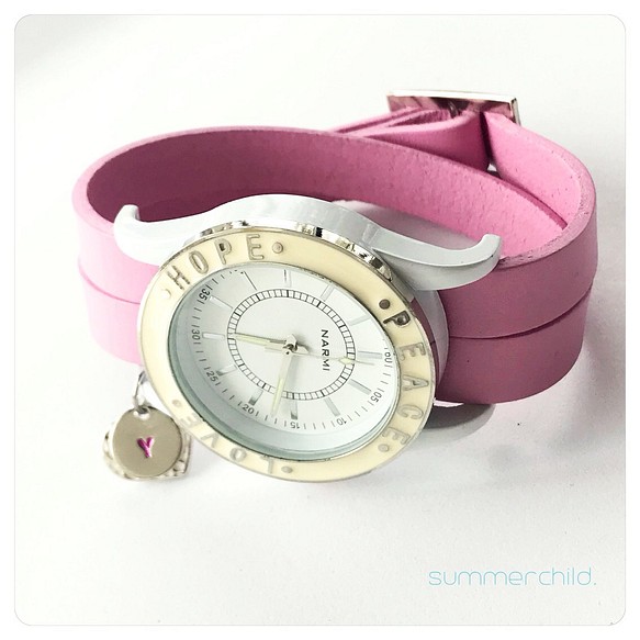 甜蜜的粉紅色夢想手錶與刻有魅力 第1張的照片