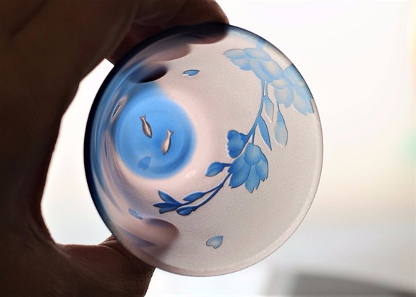 【木箱入り】湖上の桜　水色ガラスのおちょこ　ぐい吞み　sakura& small fish sake glass 1枚目の画像