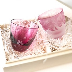 【木箱入り】さくらの花冠 ペア（2個）おちょこ　ピンクガラス　ぐい吞み （江戸硝子） 1枚目の画像