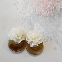 アイボリーのお花とキャラメルブラウンのイヤリングかピアス 1枚目の画像
