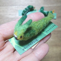 オオムラサキ幼虫ブローチ ブローチ くまばち造形雑貨店 通販 Creema クリーマ ハンドメイド 手作り クラフト作品の販売サイト