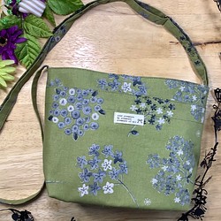 [Walking Pochette] Flower Pattern 卡其色可調節繩索包款 第1張的照片