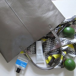 OTONA eco-bag VMサイズ shiny gray　本革製  トートバッグ 1枚目の画像