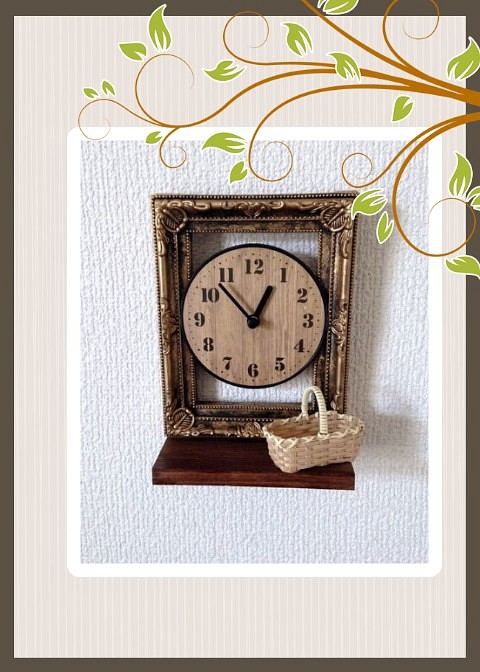 アンティークスタイルの壁掛け＆置き型の時計★ウッドの小物置きとミニチュアカゴバッグ付き♪ 1枚目の画像