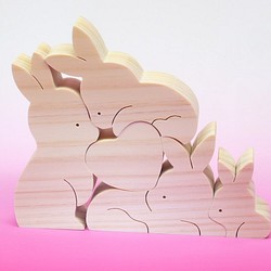 送料無料　木のおもちゃ　動物組み木 ハートを囲んだうさぎの家族 1枚目の画像