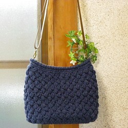 玉編みが可愛いショルダーバッグ♡　手編み　編みバッグ　ネイビー 1枚目の画像