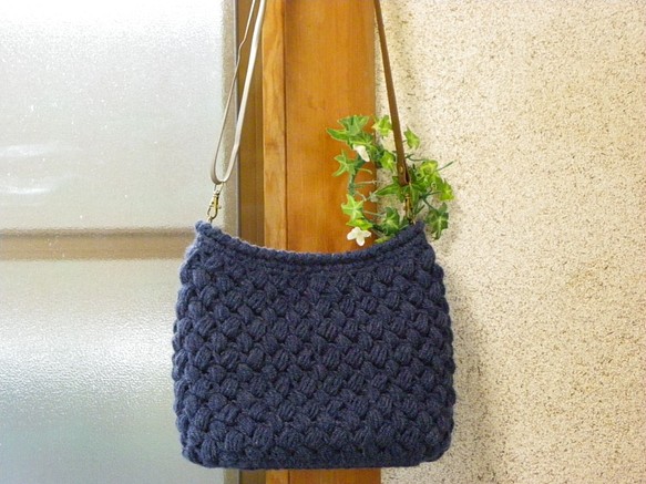玉編みが可愛いショルダーバッグ♡　手編み　編みバッグ　ネイビー 1枚目の画像
