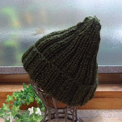 ゴム編みのニット帽子　　深緑　リブ編み 1枚目の画像