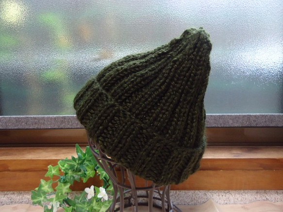 ゴム編みのニット帽子　　深緑　リブ編み 1枚目の画像