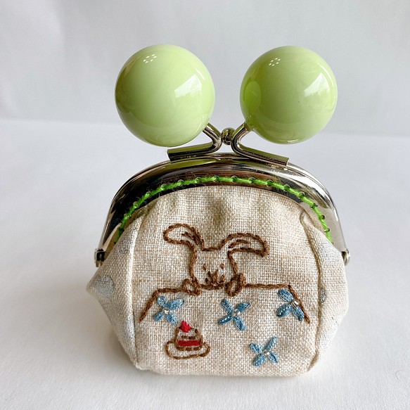 リボン刺繍の飴ちゃんガマ口 ウサギとケーキ 1枚目の画像